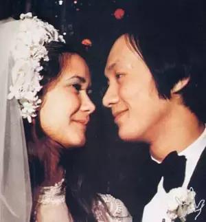 歌王许冠杰一家六口现身,许冠杰是第几代歌王