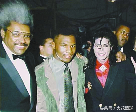 球星跨界珍贵合影，姚明羞涩，科比横跨娱乐拳坛，最后三张好心酸