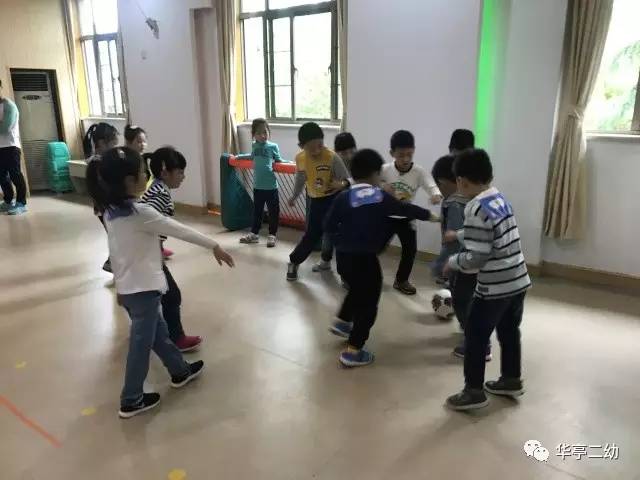 「创全进行时」华亭二幼的足球宝贝“嗨”起来~