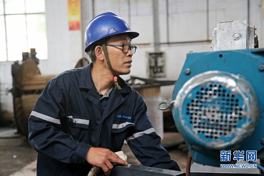 罗永福：在通电灯泡上切割铁丝的煤炭技能大师