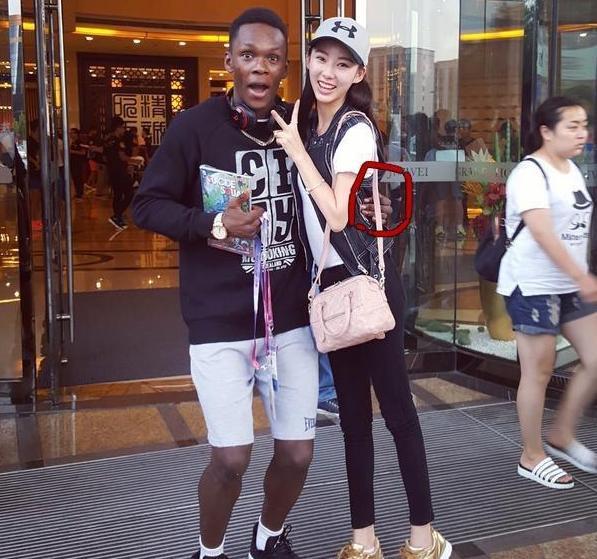 从车展不看车说起，中国搏击需打造知名度不逊白百何的举牌女郎！