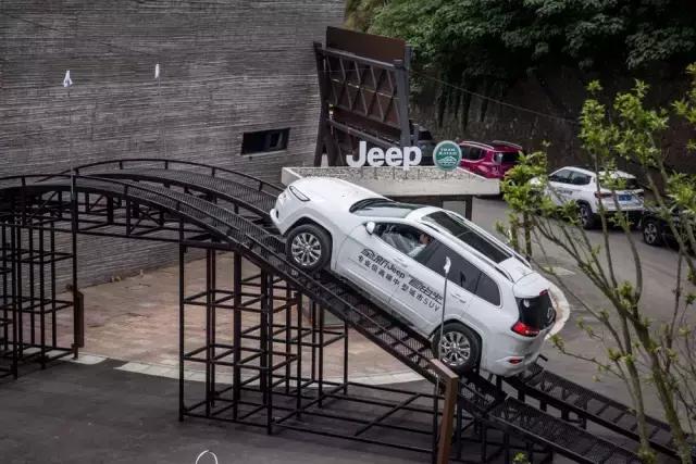 jeep自由光试驾第一视角,性价比凸显试驾国产jeep自由光