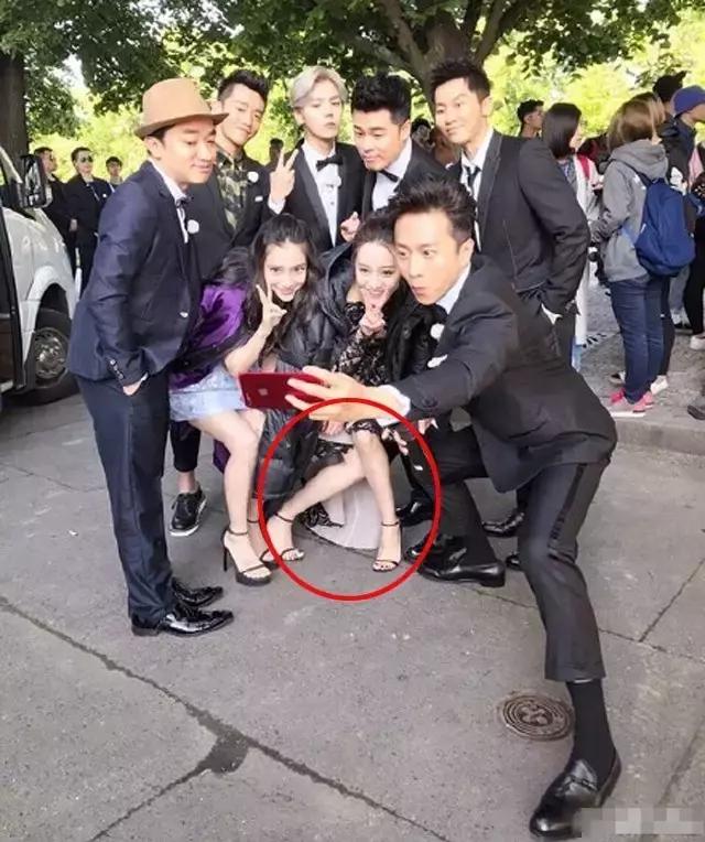 跑男团合影，超哥凭黑袜吸睛，但热巴却凭一小动作圈粉