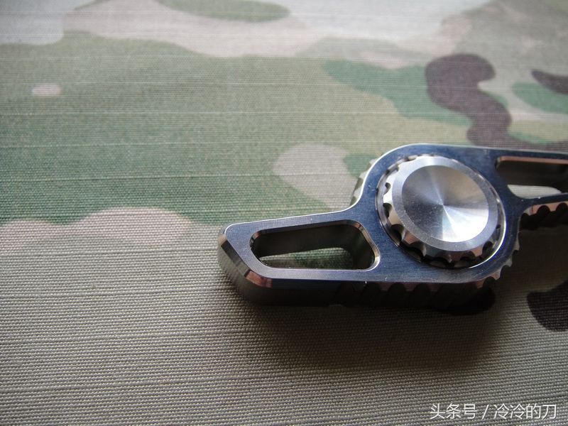 炫彩钛合金指尖陀螺,精致小巧炫酷指尖陀螺