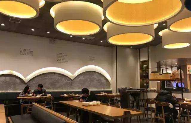 各位旅客，前方到站昆城广场，请注意装满钱包，装满钱包！