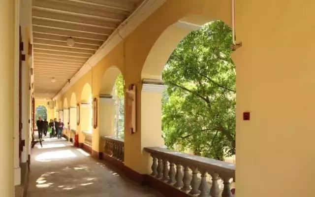 还坐什么地铁？坐上这趟最美公交，我宁愿堵成狗！