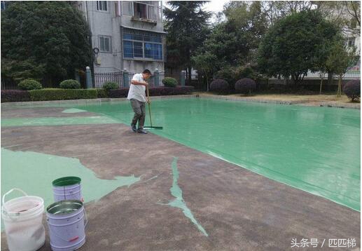 如何区分水泥篮球场和塑胶篮球场,彩色篮球场是不是水泥地