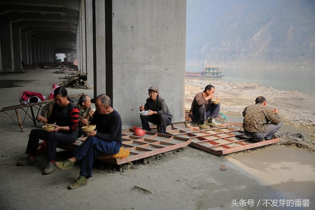 实拍农民工吃晚饭视频大全,农民工中午吃饭视频真实