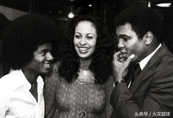 球星跨界珍贵合影，姚明羞涩，科比横跨娱乐拳坛，最后三张好心酸