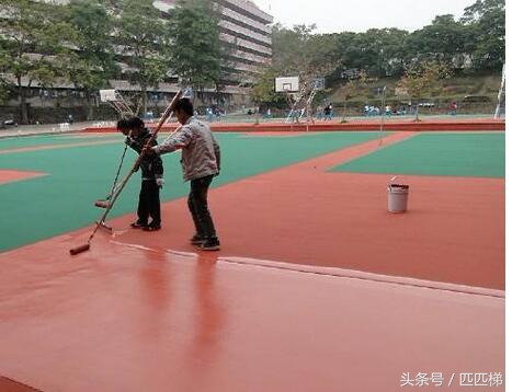 如何区分水泥篮球场和塑胶篮球场,彩色篮球场是不是水泥地