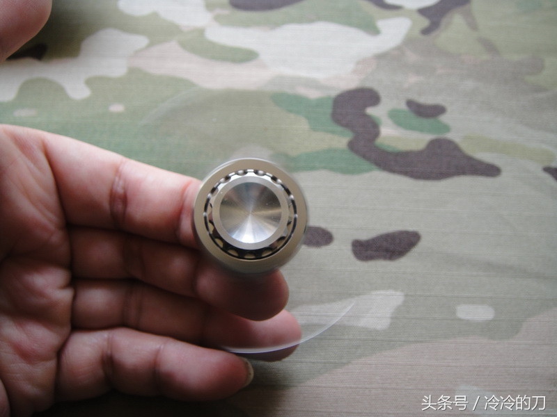 炫彩钛合金指尖陀螺,精致小巧炫酷指尖陀螺