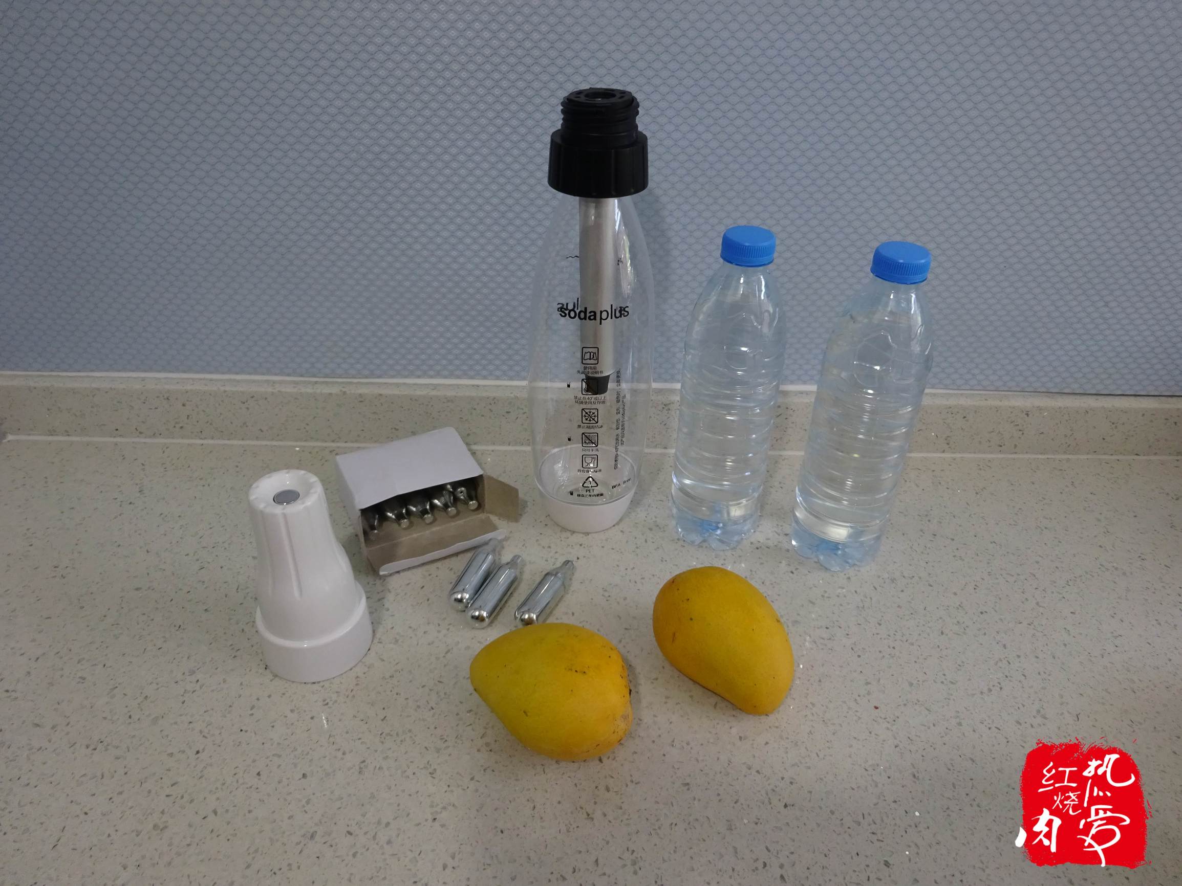 一个芒果两瓶水，就能做出比北冰洋汽水还要好喝的冰爽气泡水来！