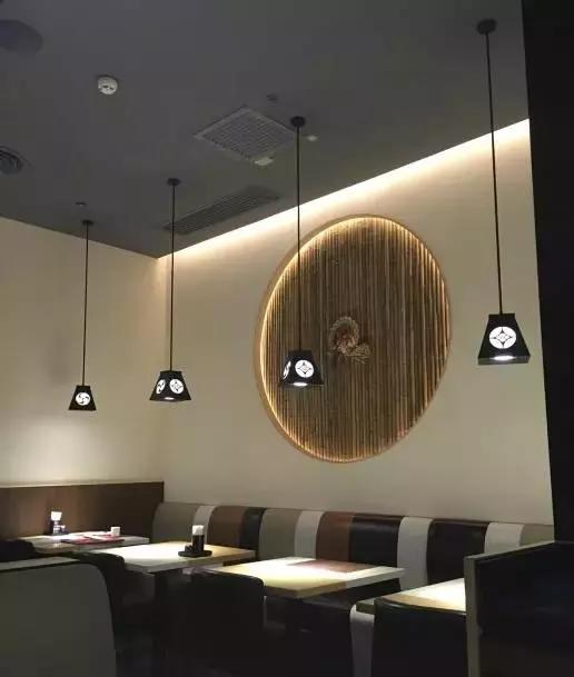 各位旅客，前方到站昆城广场，请注意装满钱包，装满钱包！