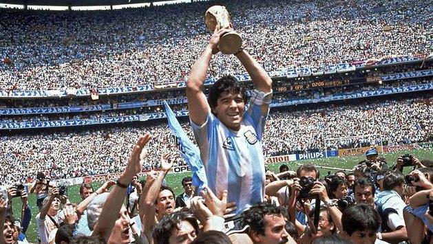 足球史上最伟大球员马拉多纳,足球传奇球星马拉多纳