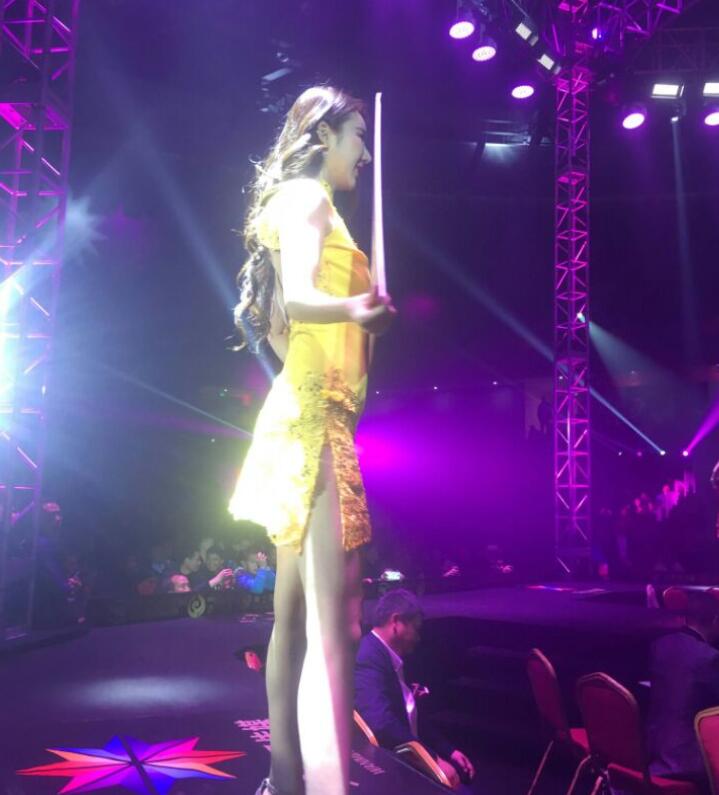 从车展不看车说起，中国搏击需打造知名度不逊白百何的举牌女郎！