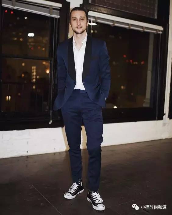 converse搭配西装男生,红色converse穿搭男