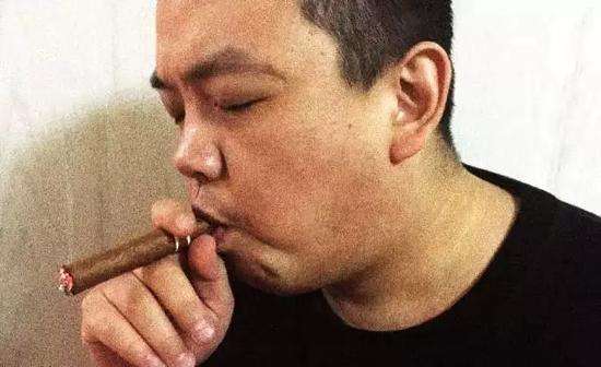 初学者抽雪茄会上瘾吗,抽雪茄正确示范vs错误示范