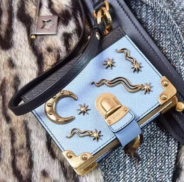 prada包包星巴克联名每家限量多少,prada女式包包价格及图片官网