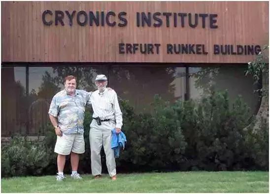 为了复活50年前的“冷冻人”，这个维修工背负了半世纪的骂名