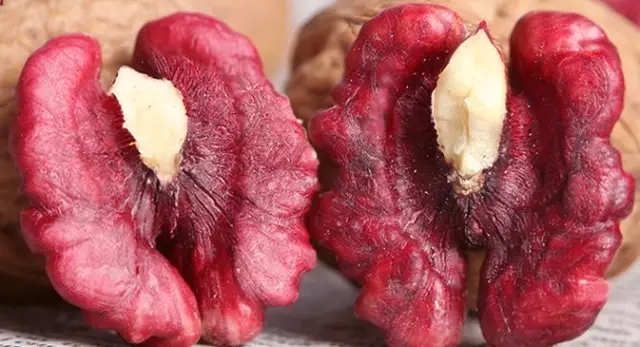 真正能红的核桃,红宝石核桃本来就是红色吗