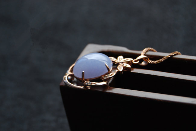 粉色紫罗兰翡翠,女人喜爱的珠宝