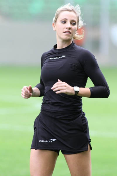 这些美女一登场，整个球场的人都暂停看球了