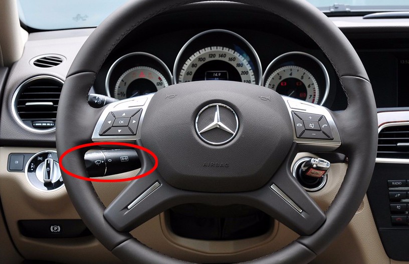 握方向盘的姿势看驾龄,手握方向盘的姿势代表什么