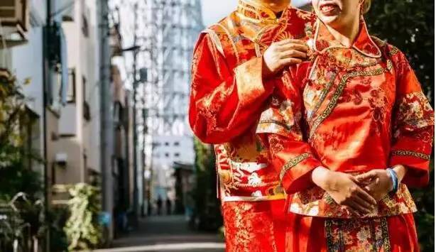 摄影师揭穿8000婚纱照,情侣拍婚纱照摄影师惊呆了