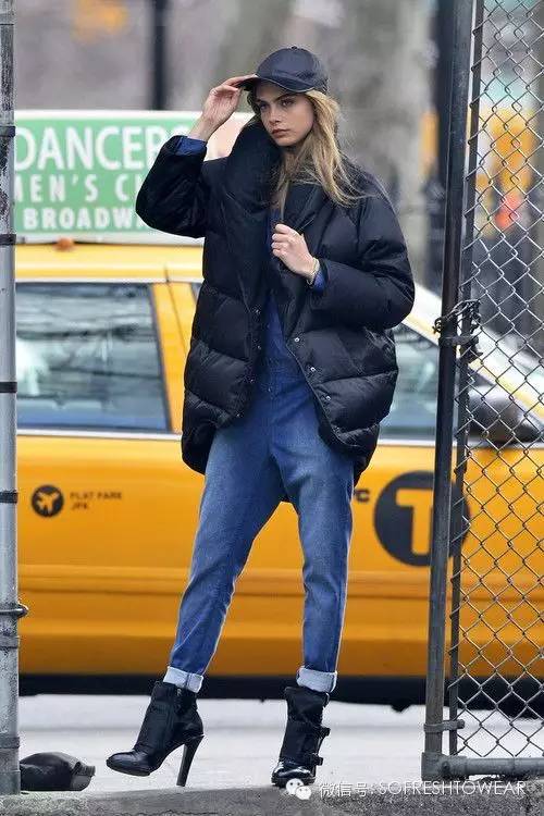 爆款羽绒服谁穿都好看,冬天穿什么颜色的羽绒服最好看