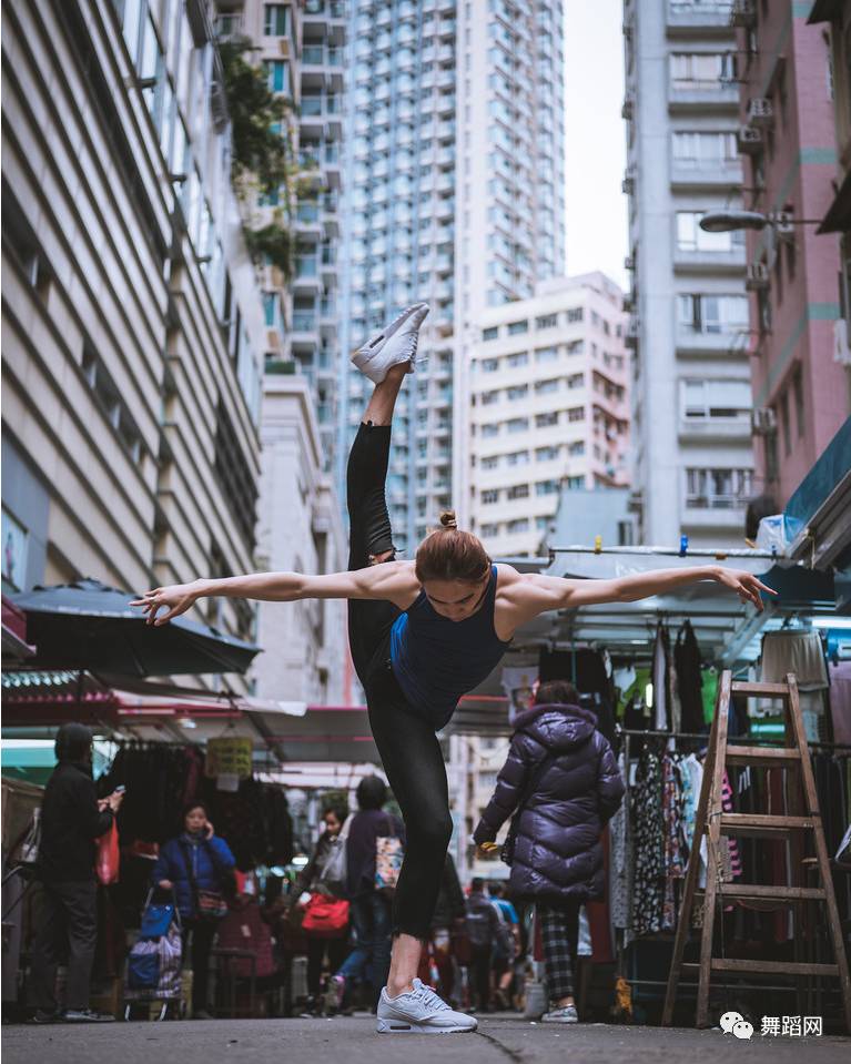 一群芭蕾舞者走上街头,一群芭蕾舞者视频