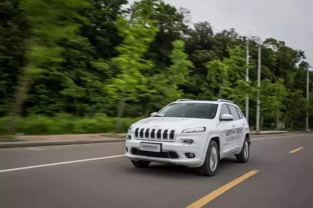 jeep自由光试驾第一视角,性价比凸显试驾国产jeep自由光