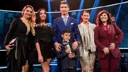 c罗我不是天生强大而是天生要强,c罗也有脆弱的一面