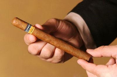 初学者抽雪茄会上瘾吗,抽雪茄正确示范vs错误示范