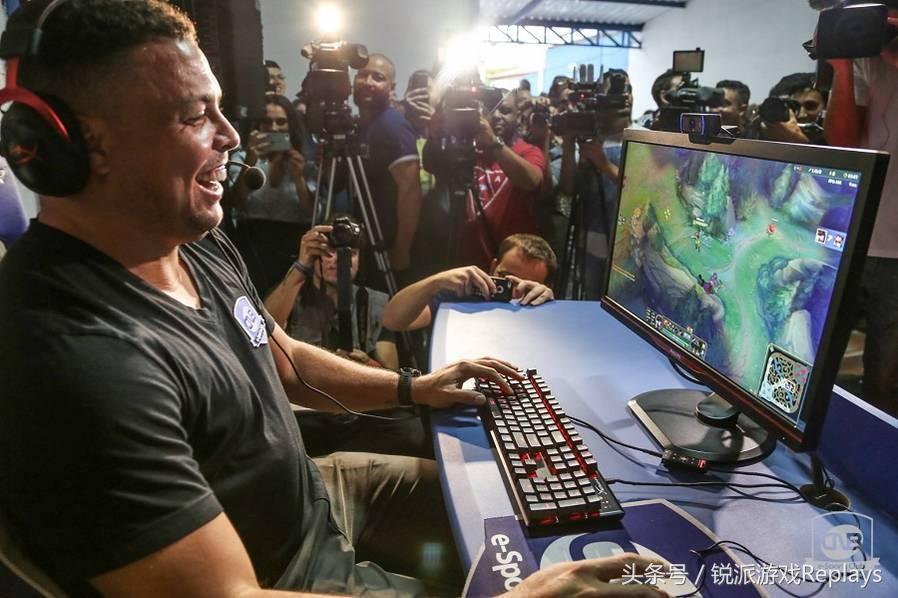 外星人夺冠篮球,skt领奖视频