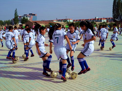 校园足球操,校园足球操震撼全场