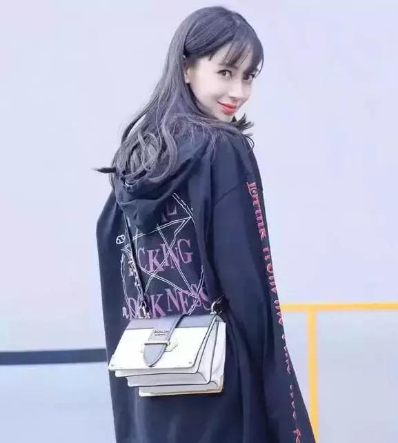 prada包包星巴克联名每家限量多少,prada女式包包价格及图片官网