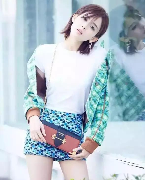 prada包包星巴克联名每家限量多少,prada女式包包价格及图片官网