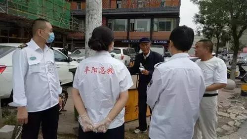 “假摔帝”再现阜城，市民在旁边默默举牌提醒！摔来摔去有意思吗