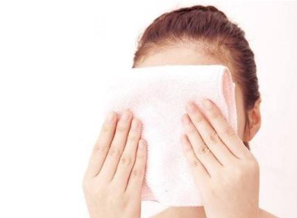 化妆过程中如何避免脱妆和晕妆,夏天晕妆的正确化妆方法