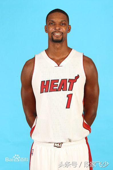 篮球场上的五个位置站位,篮球各位置进攻和防守的站位