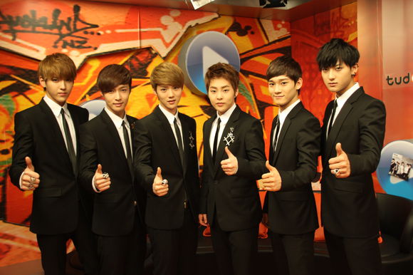 明星西装正装全身照片,正装有正装的魅力