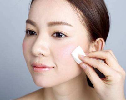 化妆过程中如何避免脱妆和晕妆,夏天晕妆的正确化妆方法