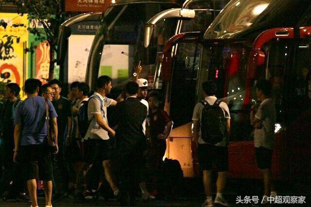 R马竖中指有图为证中国足协认定证据不足仅因未握手停赛1场