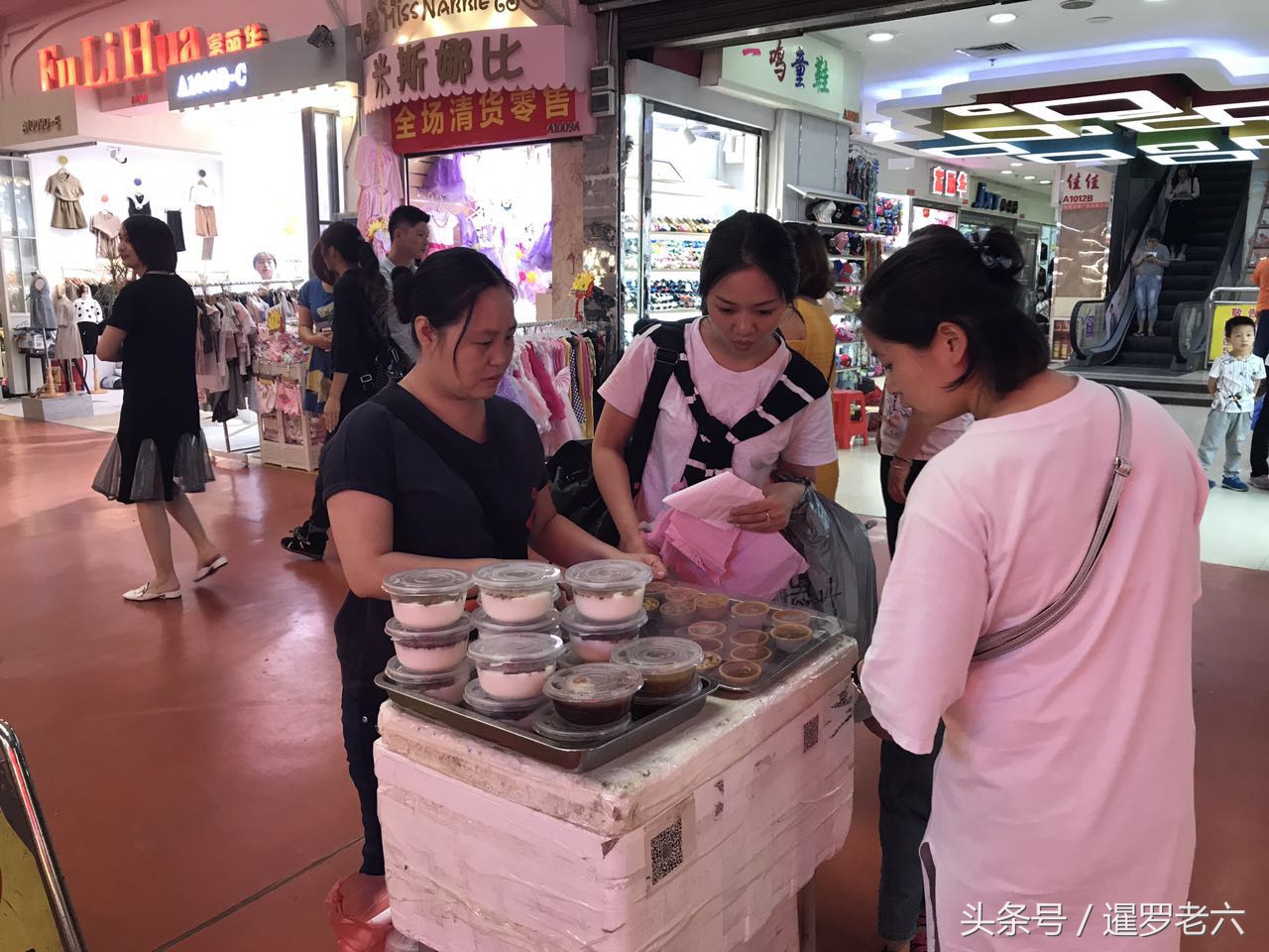 广州天桥摆地摊钵仔糕,广州街边透明钵仔糕