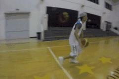 都说艾弗森球迷运球都不差？看娱乐圈两位艾迷各种花式运球就知道