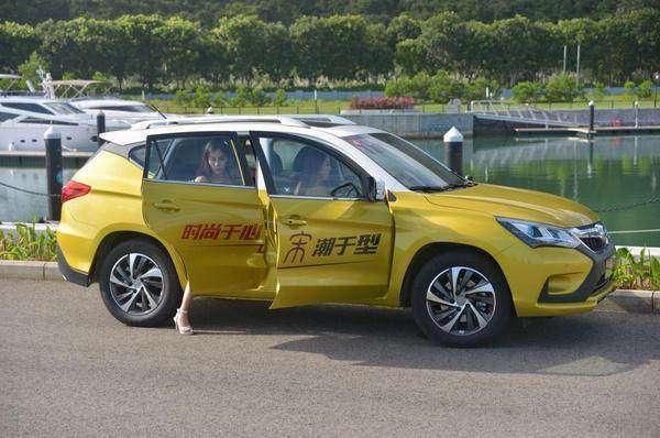 为啥年轻人，都喜欢加大的SUV越野车了，老司机一语道破