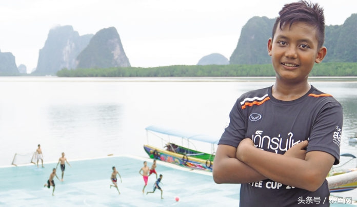 水上足球场的视频,漂浮水上的足球场