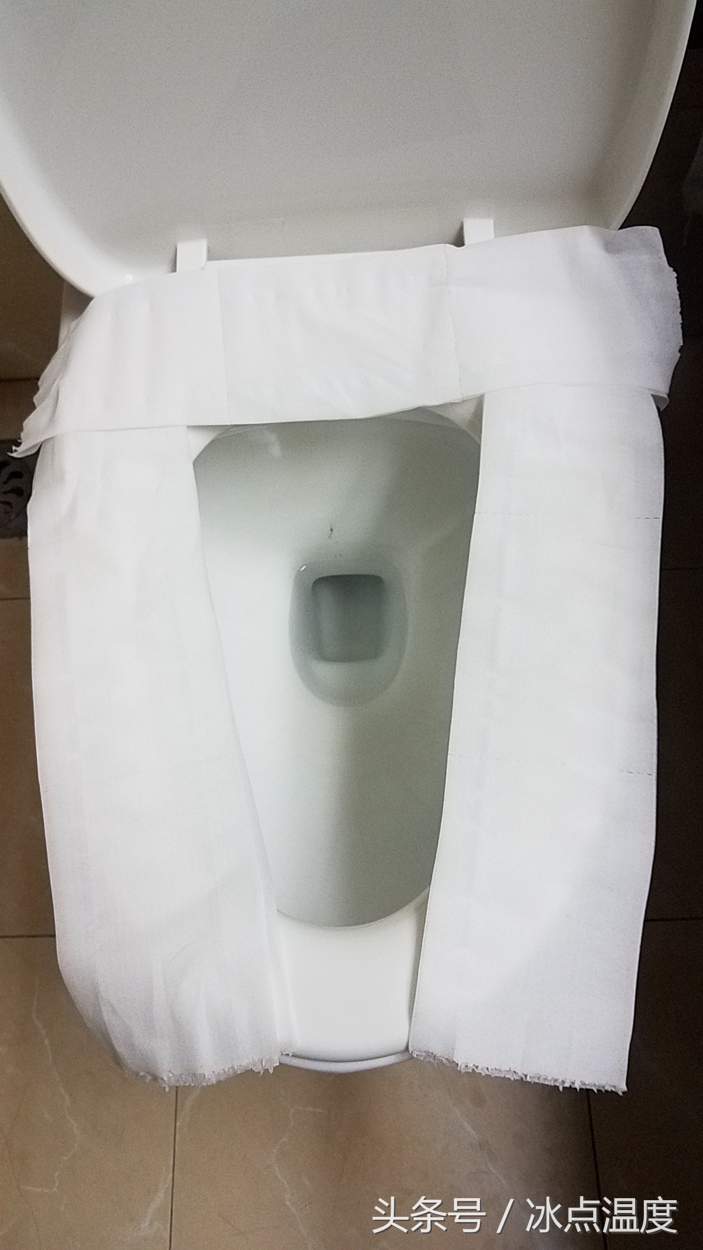 出门在外必须掌握这项实用技能：30秒制作一次性马桶垫