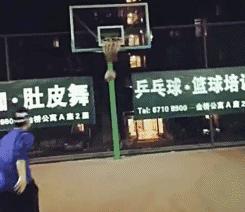 都说艾弗森球迷运球都不差？看娱乐圈两位艾迷各种花式运球就知道