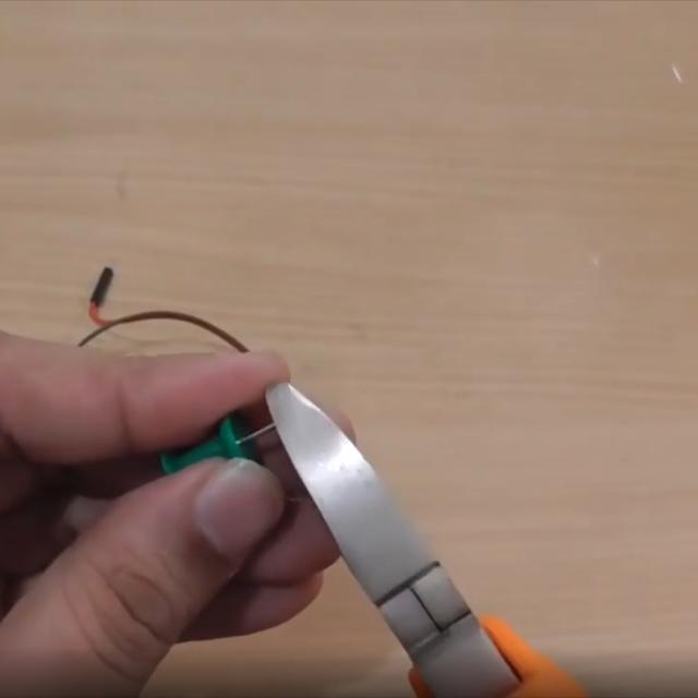 做了这个之后，在不怕出门没有手机没电了，自动发电